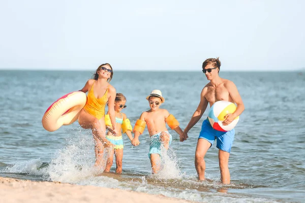 在海滨度假的快乐家庭 — 图库照片