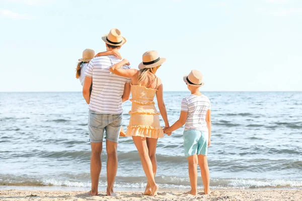 Ευτυχισμένη Οικογένεια Στην Παραλία Της Θάλασσας Στο Θέρετρο — Φωτογραφία Αρχείου