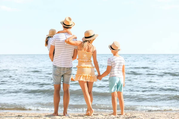 Happy Family Sea Beach Resort — Stock Photo, Image