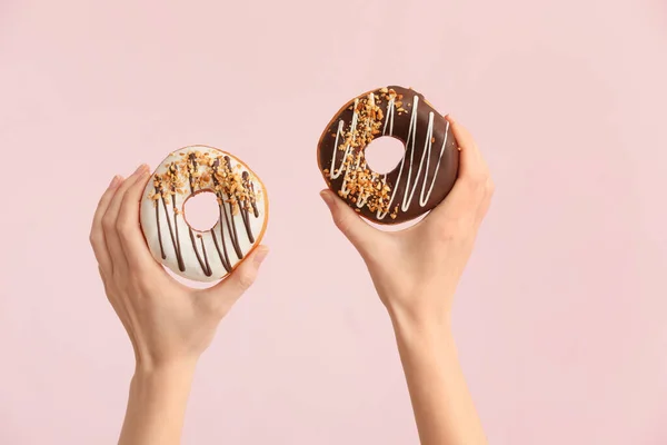 Hände Mit Leckeren Donuts Auf Farbigem Hintergrund — Stockfoto