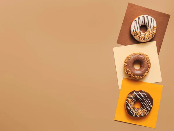 Süße Leckere Donuts Auf Farbigem Hintergrund — Stockfoto