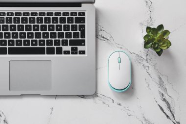 Işık arkaplanda modern dizüstü bilgisayar ve bilgisayar faresi