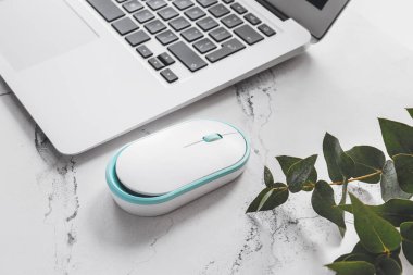 Işık arkaplanda modern dizüstü bilgisayar ve bilgisayar faresi