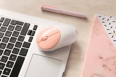 Modern PC fare ve dizüstü bilgisayar masamızda, yakın plan