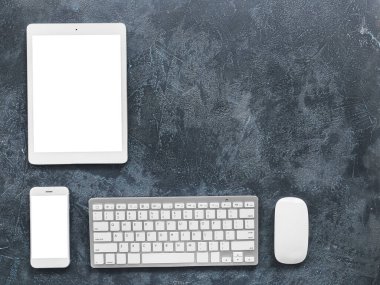 Masada modern tablet bilgisayar, PC klavye, fare ve akıllı telefon