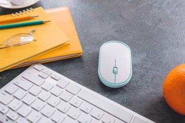 Modern PC fare, klavye ve kırtasiye sehpası, yakın plan