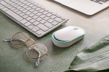 Masada modern bilgisayar faresi, klavye ve gözlük