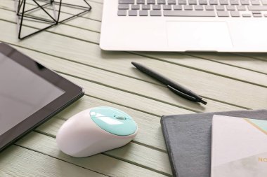 Masada bilgisayar, tablet bilgisayar, kırtasiye ve dizüstü bilgisayar