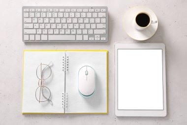 Modern tablet bilgisayar, klavye, dizüstü bilgisayar, kahve ve açık arkaplan üzerine bilgisayar