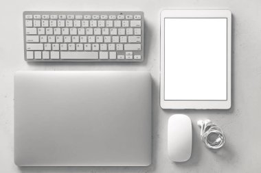 Modern dizüstü bilgisayar, klavye, tablet bilgisayar, PC fare ve hafif arkaplanda kulaklık