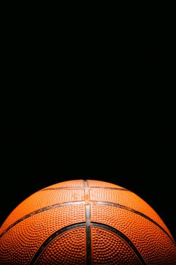 Koyu arkaplanda basketbol oynamak için top