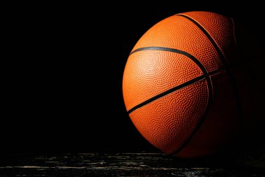 Koyu arkaplanda basketbol oynamak için top