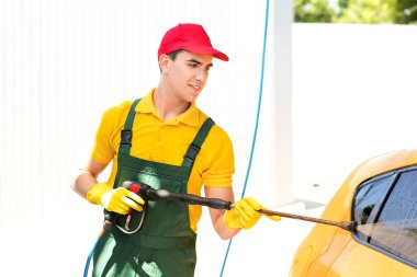 Modern otomobil yıkama işçisi.