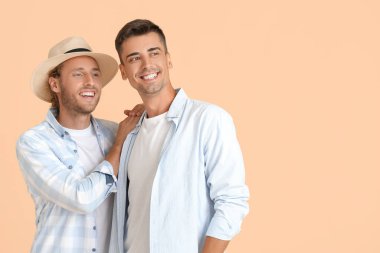 Renkli arka planda mutlu eşcinsel çift