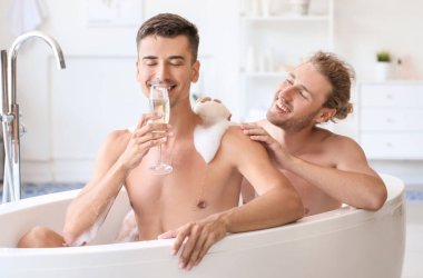 Mutlu eşcinsel çift tuvalette vakit geçiriyor.