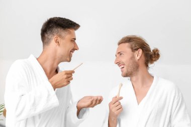 Banyoda diş fırçalayan mutlu eşcinsel çift.