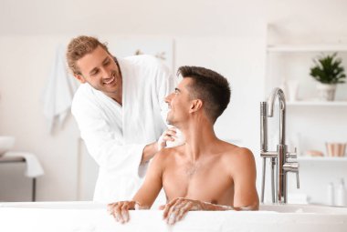 Mutlu eşcinsel çift tuvalette vakit geçiriyor.