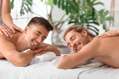 Mutlu eşcinsel çift kaplıcada dinleniyor