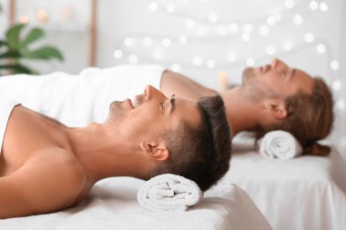 Mutlu eşcinsel çift kaplıcada dinleniyor