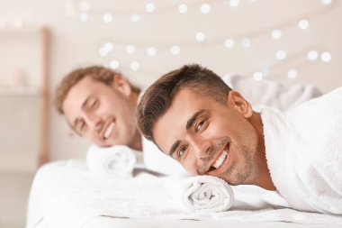 Mutlu eşcinsel çift kaplıcada dinleniyor