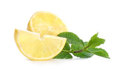 Beyaz zemin üzerinde taze limon ve nane