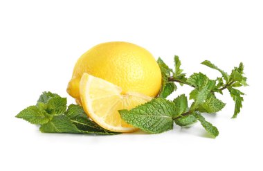 Beyaz zemin üzerinde taze limon ve nane