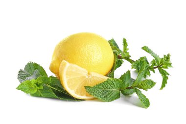 Beyaz zemin üzerinde taze limon ve nane