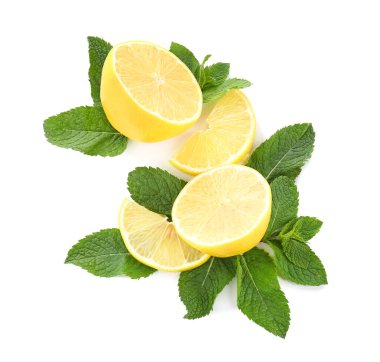 Beyaz zemin üzerinde taze limon ve nane