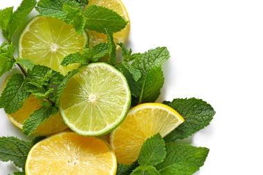 Beyaz arka planda taze nane ve narenciye.