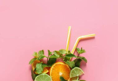 Turunçgil meyvesi ve nane arkaplanından yapılmış cam.