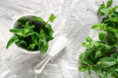 Nane şekerli havan topu ve ışık arkaplan üzerinde tokmak
