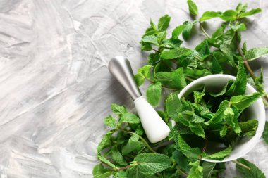 Nane şekerli havan topu ve ışık arkaplan üzerinde tokmak