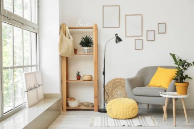 Boş resim çerçeveli odanın içi