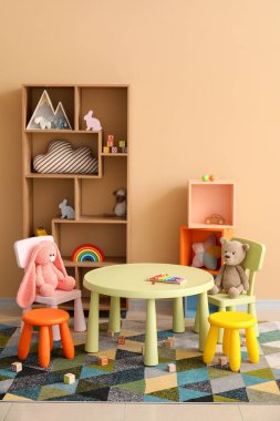 Anaokulundaki modern oyun odasının içinde.