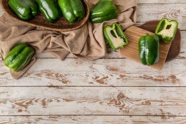 Tahta masada yeşil dolma biber