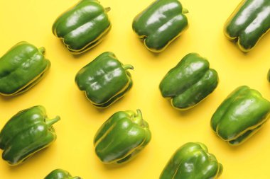 Renkli arkaplanda yeşil dolma biber