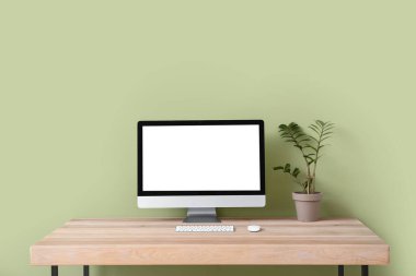 Renk duvarının yanındaki masadaki modern PC monitörü