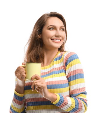 Beyaz arka planda çay fincanı olan güzel genç bir kadın.