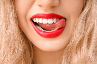 Parlak rujlu güzel bir genç kadın, yakın plan.