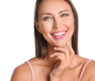 Beyaz arka planda güzel makyajlı genç bir kadın.