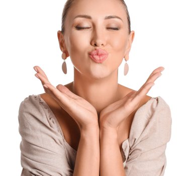 Beyaz arka planda güzel makyajlı genç bir kadın.