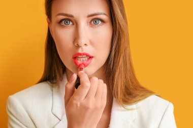 Arkaplanda ruj izi olan güzel bir genç kadın.