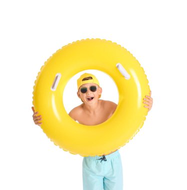 Beyaz arka planda şişirilebilir yüzüğü olan şirin bir çocuk.