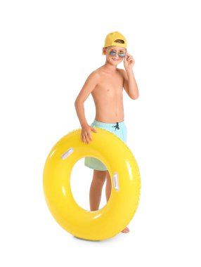 Beyaz arka planda şişirilebilir yüzüğü olan şirin bir çocuk.