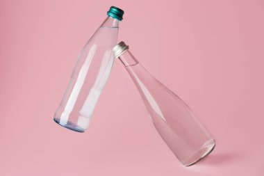 Renkli arkaplanda temiz su şişeleri