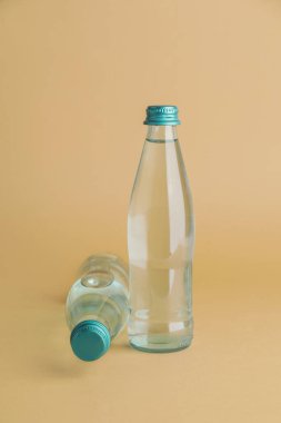 Renkli arkaplanda temiz su şişeleri