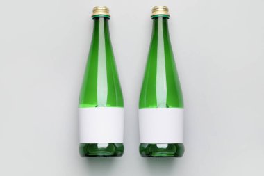 Açık arkaplanda temiz su şişeleri