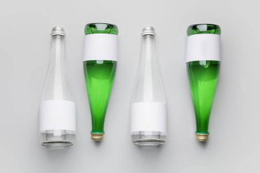 Açık arkaplanda temiz su şişeleri