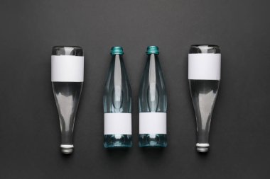 Karanlık arka planda temiz su şişeleri