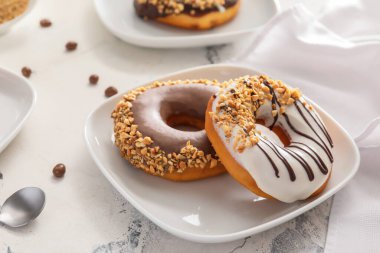 Tabakta lezzetli çörekler var.